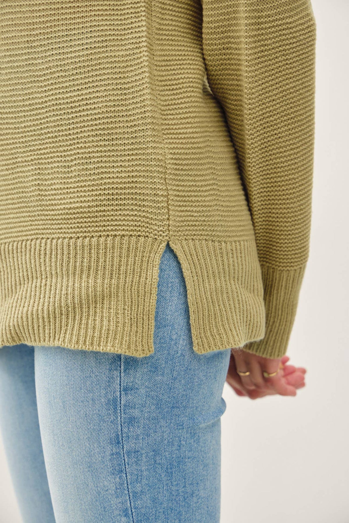 BASIC ROUND NECK BOYFRIEND FIT SWEATER