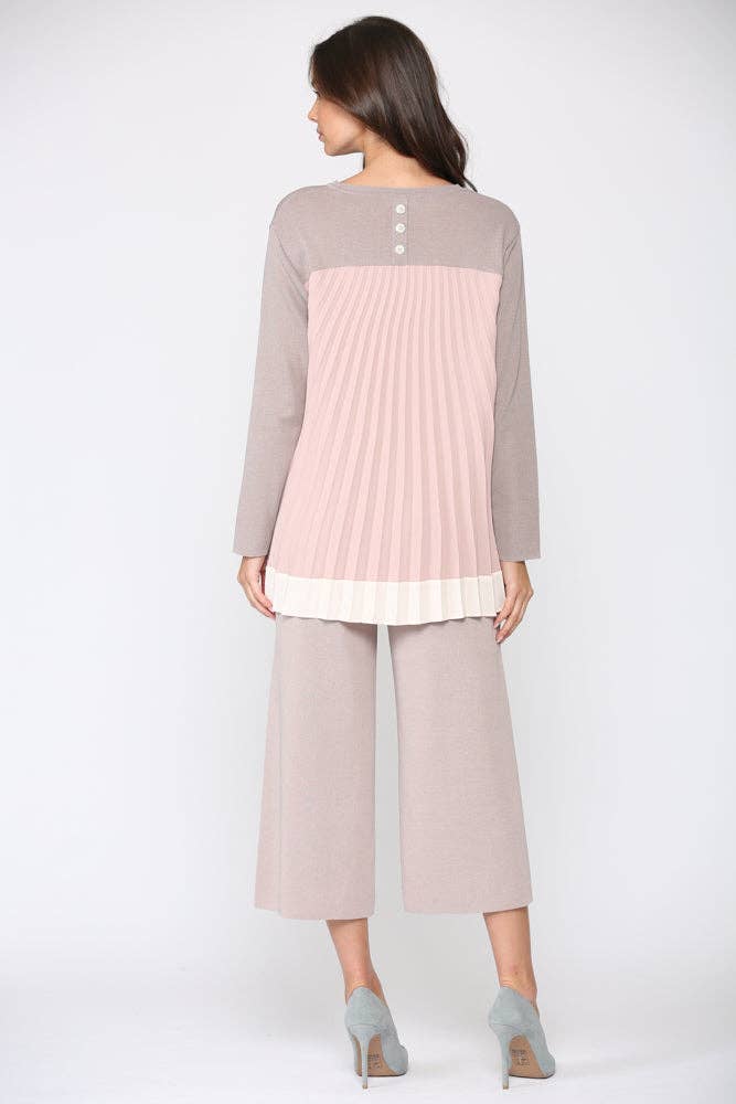 Summa Knitted Rib with Accordian Pleating Back